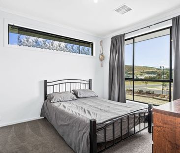 Modern Four-Bedroom Coastal Living Near Victor Harbor - Photo 6