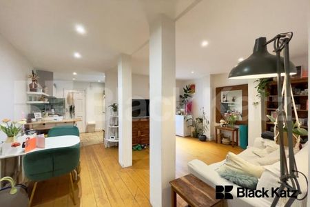 Maisonette with wooded floors throughout & charming patio garden - Photo 2