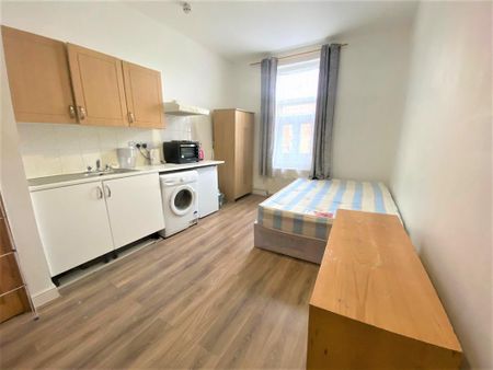 Studio to rent - Photo 2