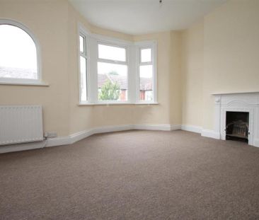 3 Bed Terraced House, St. Winefride's Avenue, E12 - Photo 4