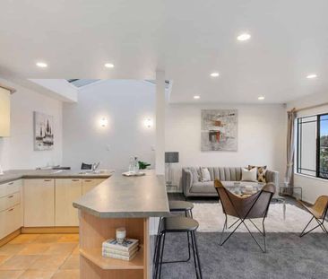 Stylish 3-Bedroom Townhouse in Heart of Newmarket – DGZ! - Photo 2