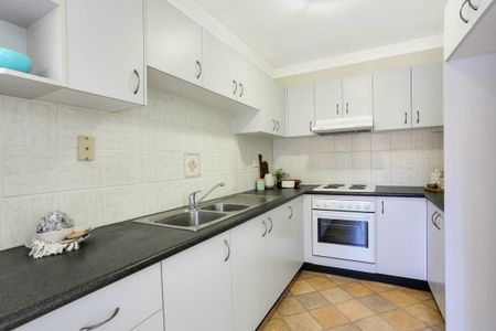 Neat & Tidy Two Bedroom Villa - Photo 5