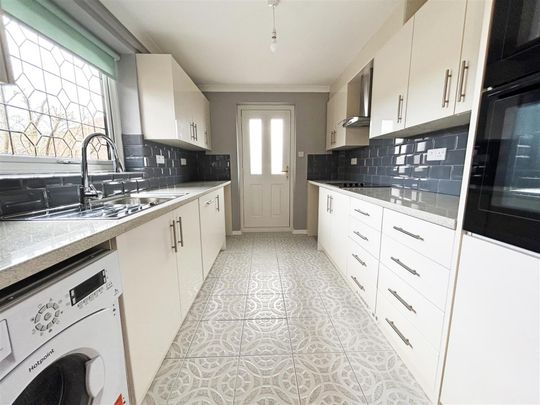 3 bedroom Detached bungalow to rent - Photo 1