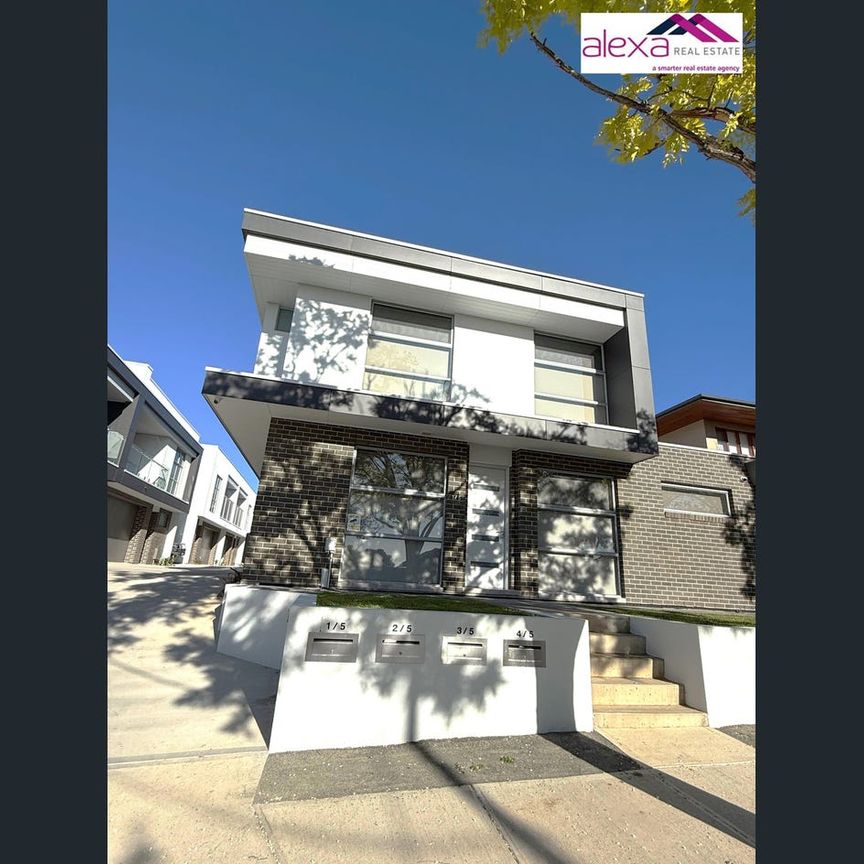 Modern Two-Bedroom Townhouse with Street Frontage and Separate Office - Photo 1