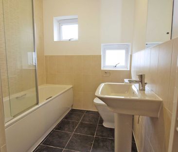 3 bedroom Three Bedroom House to rent - Photo 2