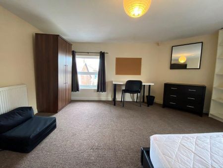 1 bedroom in a flat share to rent - Photo 4