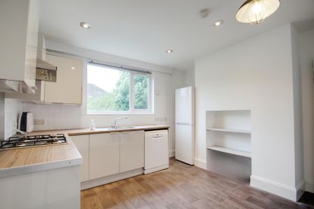 2 bed flat to rent in Wellesley Avenue, Richings Park, SL0 - Photo 3