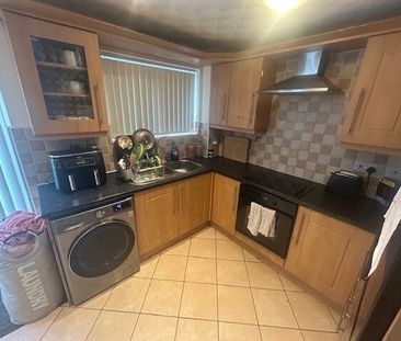 PETERBOROUGH - Photo 2