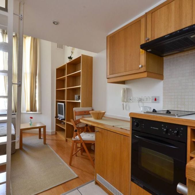 BILLS INCLUDED - Modern Duplex Studio in Wes Kensington, London W14 - Photo 1