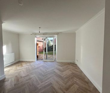 3 bedroom semi-detached house to rent - Photo 2