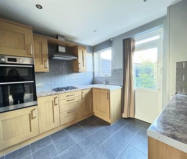 3 Bedroom House - Mid Terrace To Let - Photo 2