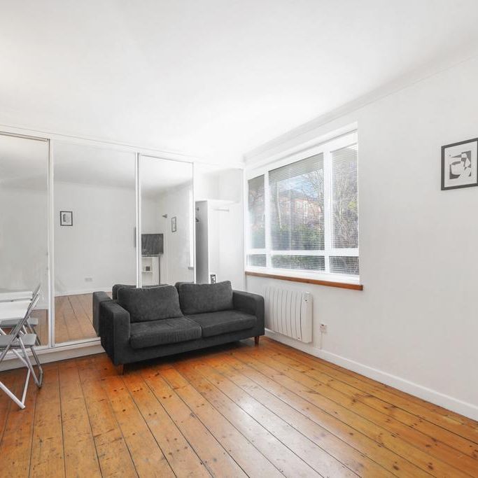 Studio to rent - Photo 1