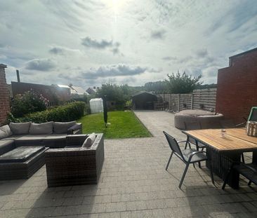 Ruime gezinswoning met 3 slaapkamers en zongerichte tuin - Photo 1