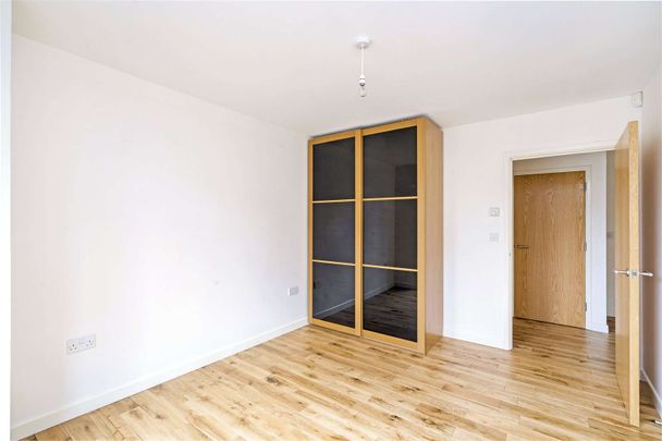 A spacious modern apartment set in vibrant Sevenoaks - Photo 1