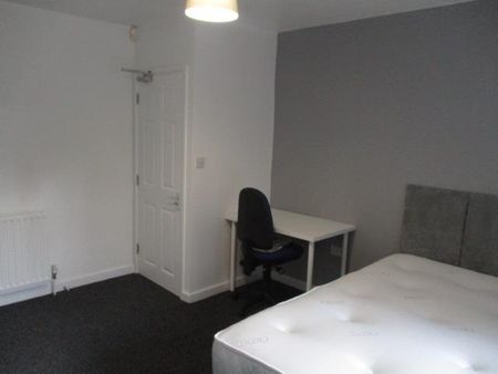 4 bedroom semi-detached house to rent - Photo 5