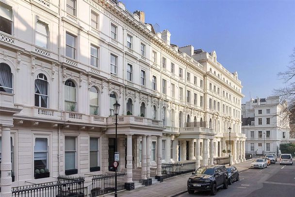 A superb two bedroom apartment in a period building at Lancaster Gate with lift access - Photo 1