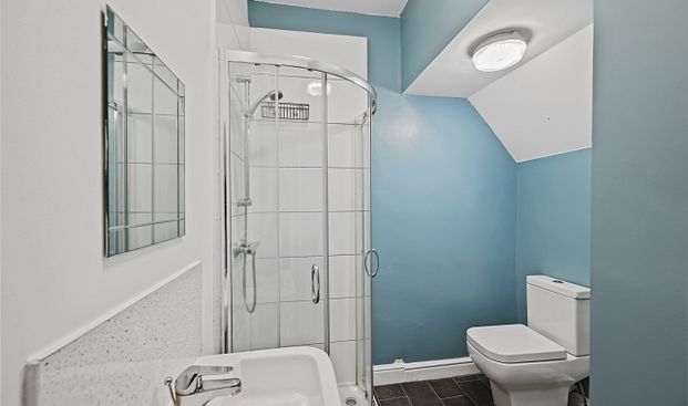 Perfectly Situated Five-Bedroom Student House in a Vibrant Area - Photo 1