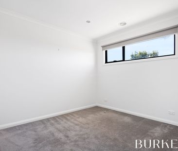 Spacious 4 Bedroom Corner Home with Courtyard - Photo 4