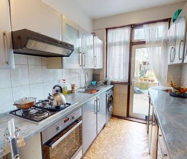 1 bedroom in a house share to rent - Photo 2