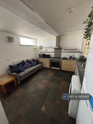 1 bedroom in a flat share to rent - Photo 4