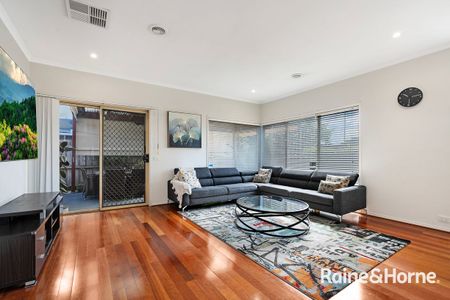 Stunning 4-bedroom house in the heart of Berwick! - Photo 3