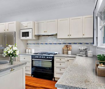 LARGE FAMILY HOME WITH IMMACULATE & SPACIOUS INTERIORS! - Photo 3