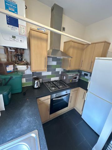 3 bedroom flat to rent - Photo 4