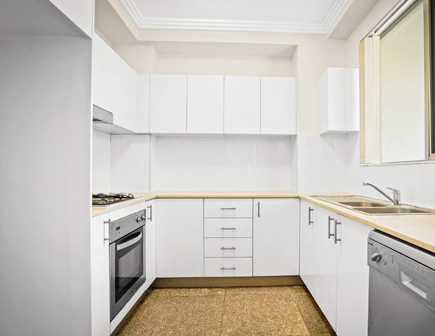 2 Bedroom Apartment in Prime Location! - Photo 1