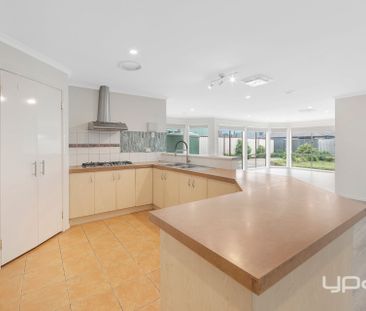 LARGE FAMILY HOME IN A CONVENIENT LOCATION! - Photo 1