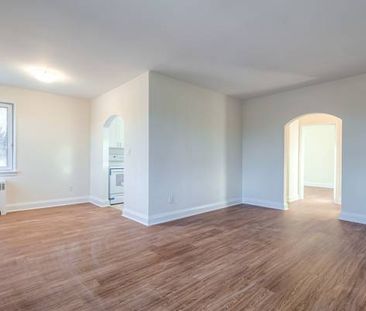 36 WOOD GLEN RD. 401, UPPER BEACHES, BRIGHT 1BR/1BATH, RENT DISCOUNT! - Photo 3