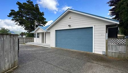 3-Bedroom Home in Lower Hutt! - Photo 5