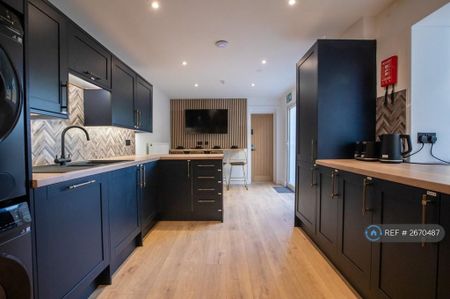 1 bedroom in a house share to rent - Photo 2