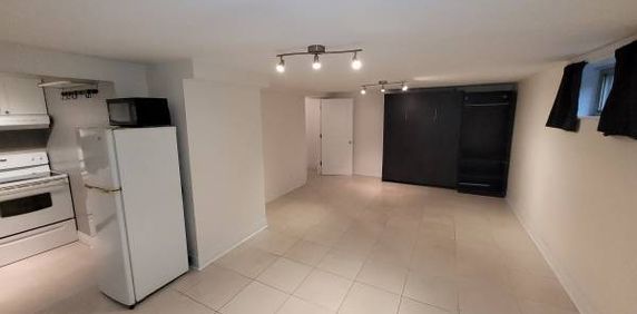 Private Basement Apartment with Separate Entrance - Photo 2