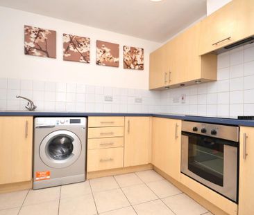 1 bedroom in a flat share to rent - Photo 2