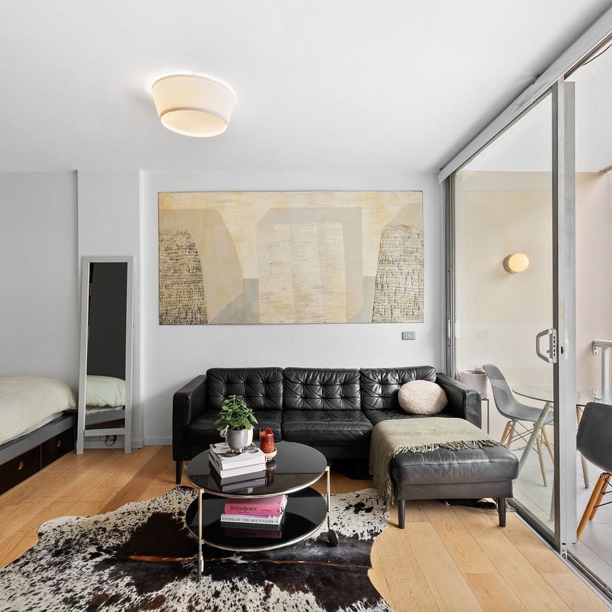 Stunningly Smart Renovated Party Furnished Studio -6 month lease only - Photo 1
