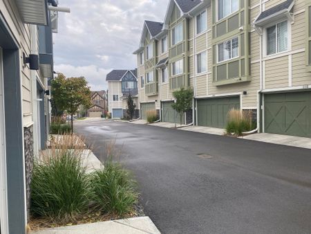 Like new 3 bdrms +den,2.5 bath db garage townhome in Nolan Hill! - Photo 3