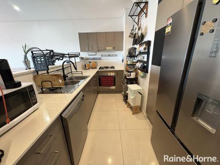 Spacious Apartment in Central Location! - Photo 4