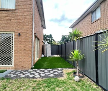 Perfectly positioned, three bedroom beauty! - Photo 5