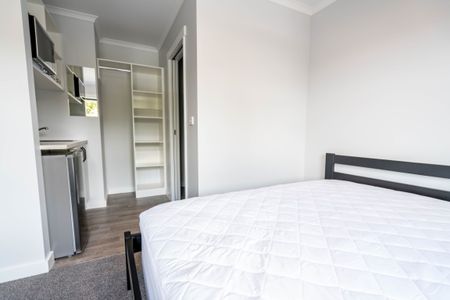 Located within a short five minute walk to the Waikato University are these new, one bedroom studio rooms. Set on three levels, the studio rooms are fully furnished. - Photo 2