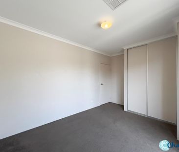 MODERN, LOW MAINTENANCE FAMILY HOME! - Photo 4