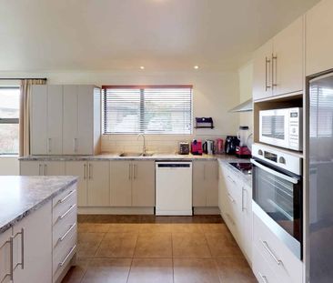 Kelvin Grove - 4 Bedrooms - Photo 4