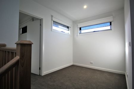 THREE BEDROOM TOWNHOUSE IN SOUGHT AFTER LOCATION! - Current rent will increase to $700.00 per week from 3rd February 2025 - Photo 2