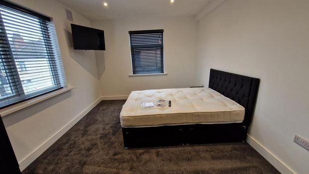 1 bedroom in a flat share to rent - Photo 1