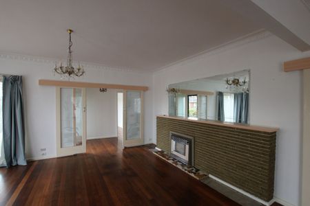 Spacious 3-Bedroom Home in Prime Keilor Park Location! - Photo 3