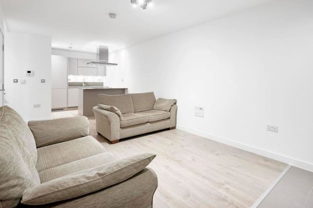 1 Bed Flat, Stratosphere Tower, E15 - Photo 1