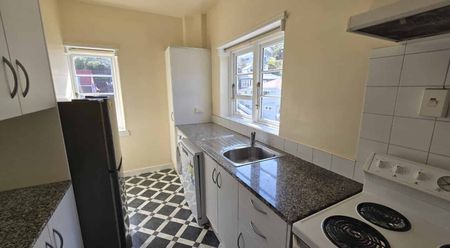 SMARTLY PRESENTED ART DECO APARTMENT - Photo 2