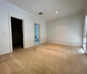 Stunning and Deceptively spacious - Photo 3