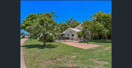 Two bedroom unit close to beach - Photo 3