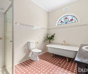 Elegant 4 bedroom plus studio Family Home with Stunning Gardens - Photo 5