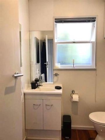 Sunny, fully fenced home - Photo 4